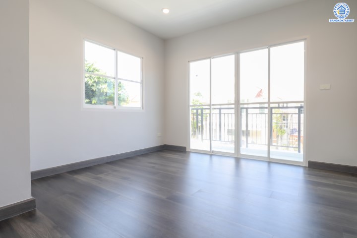 บ้านมือสองตกแต่งใหม่ ม.กฤษดาลากูน กาญจนาภิเษก-นครอินทร์ บนเนื้อที่ 85.9 ตร.ว. สนามหญ้ากว้างถึง 180 ตร.ม. ฟังก์ชัน 3 ห้องนอน 1 ห้องนอนแม่บ้าน 4 ห้องน้ำ 2 ที่จอดรถ บนทำเลเยี่ยมสุด เชื่อมต่อถนนหลายเส้นทาง ใกล้จุดขึ้นทางด่วน "ศรีรัช"